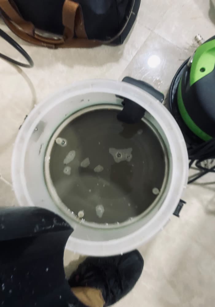 Água suja removida de um estofado